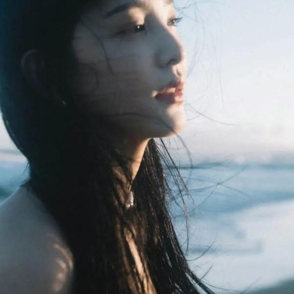 夜晚的水母不会游泳